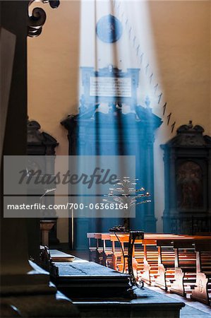 Sonnenstrahlen in der Stiftskirche, Lucignano, Provinz Arezzo, Toskana, Italien