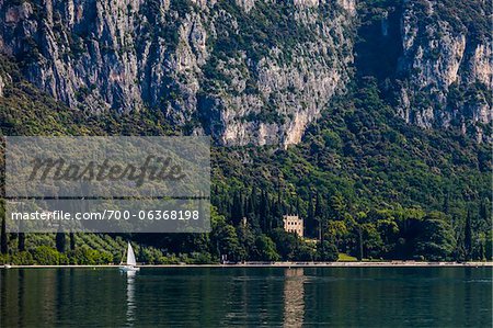 Voilier et bâtiments côtiers sur le lac Garda, Garda, Province de Vérone, Vénétie, Italie