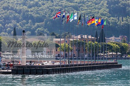 Marina und Flags, Gardasee, Garda, Provinz Verona, Region Venetien, Italien