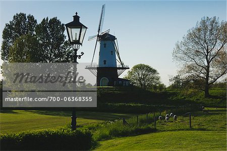 Windmühle und Laternenpfahl