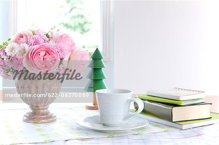Kaffeetasse und Vase mit Rosen
