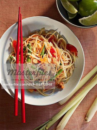 Thai-Nudelsalat mit Erdnüssen und Zitronengras