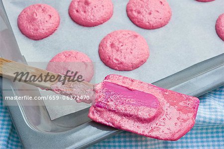 Tas de pâte rose macaron sur papier sulfurisé