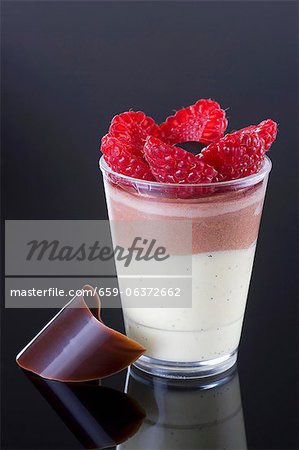 Mehrschichtige Dessert Vanille Creme, Schoko-Mousse mit frischen Erdbeeren gemacht