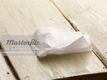 Un morceau de papier vissé vers le haut avec une cuillerée de ketchup Un morceau de papier vissé vers le haut avec une cuillerée de ketchup