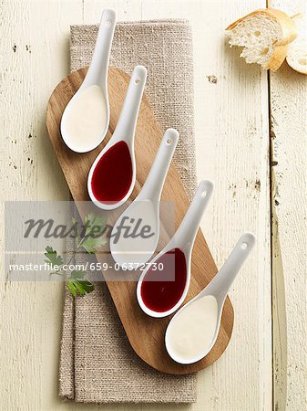 Chou-rave et betterave rouge crème cuillères en porcelaine Chou-rave et betterave rouge crème cuillères en porcelaine