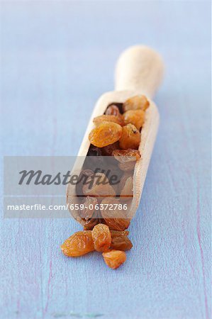 Raisins on a wooden scoop