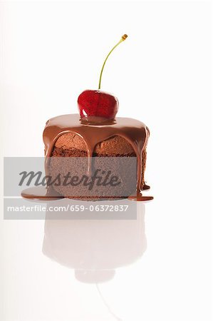 Individuelle Schokolade Dessert mit Schokoladensauce und Kirsche; Weißer Hintergrund Individuelle Schokolade Dessert mit Schokoladensauce und Kirsche; Weißer Hintergrund