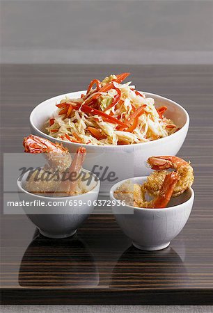 Salade de chou oriental et crevettes frits dans des bols