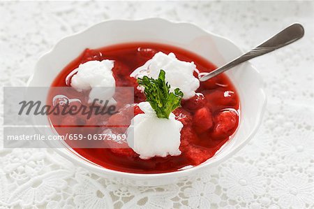 Kalte Erdbeer-Suppe mit Eiweiß Nockerl