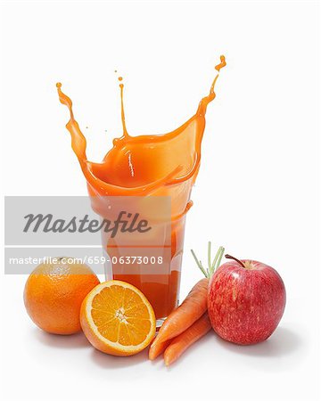 Un soupçon de jus multivitaminés, entouré de fruits Un soupçon de jus multivitaminés, entouré de fruits