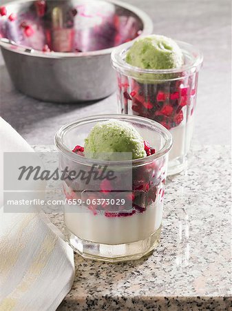 Panna cotta à la crème glacée de betterave et de la pistache