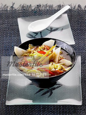 Pointed cabbage with vegetables and lemongrass