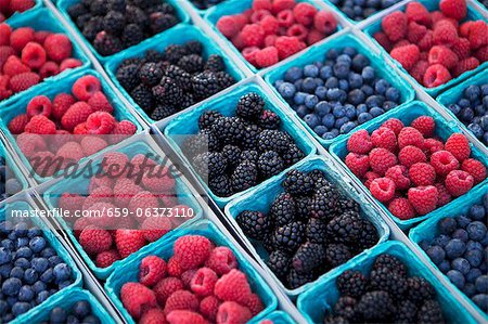 Körbe, Bio Heidelbeeren, Himbeeren und Brombeeren auf einem Markt