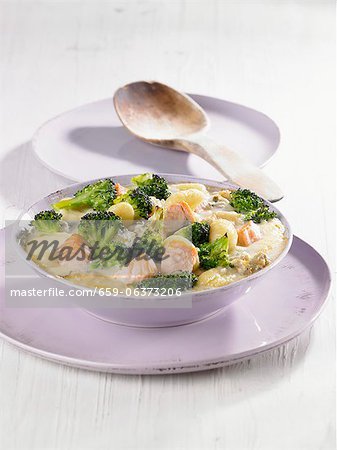 Gnocchi au saumon et brocoli dans une sauce au fromage crémeux Gnocchi au saumon et brocoli dans une sauce au fromage crémeux
