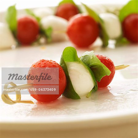 Brochettes de Mozzarella, de tomate et de basilic Brochettes de Mozzarella, de tomate et de basilic