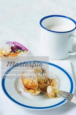 Un muffin aux bleuets et une tasse de lait Un muffin aux bleuets et une tasse de lait