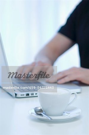 Ein Cappuccino auf dem Schreibtisch Ein Cappuccino auf dem Schreibtisch