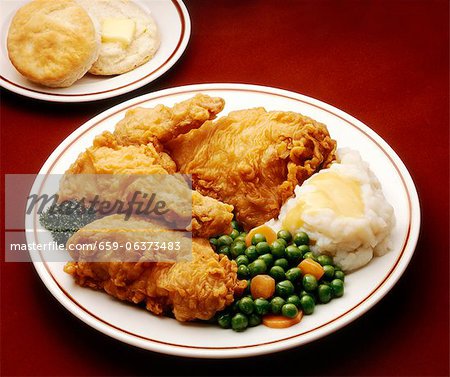Fried Chicken Dinner Plate; Fried Chicken, Kartoffelpüree, Erbsen und Möhren und einen Keks