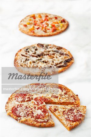 Trois Pizzas variées ; Sur fond blanc