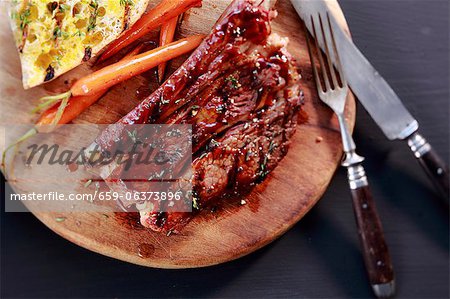 Côtes de bœuf grillé avec pain grillé et carottes Côtes de bœuf grillé avec pain grillé et carottes