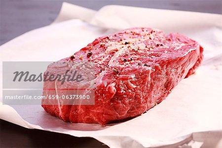 Ein Beefsteak Roh, gewürzt