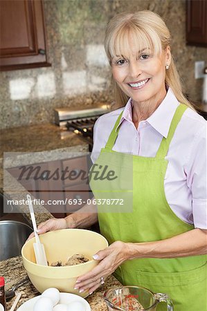 Portrait d'une femme senior bonne préparation de la nourriture dans la cuisine