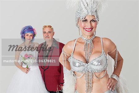 Portrait de showgirl supérieur avec le père et la fille en robe de mariée en arrière-plan
