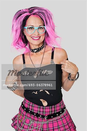 Porträt des leitenden weiblichen Punk posiert auf grauem Hintergrund
