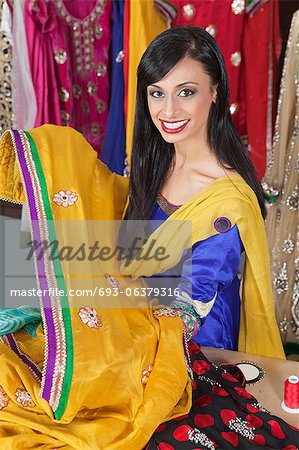 Portrait d'un Indien couturière femme holding sari
