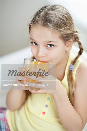 Portrait de petite fille, boire des jus d'orange