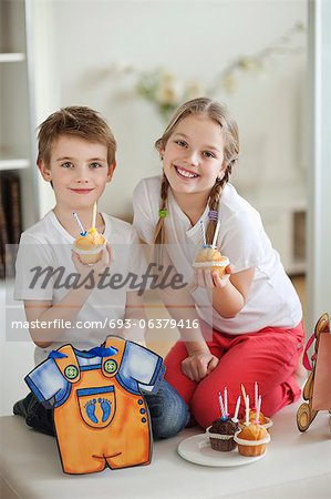 Porträt des kleinen Jungen und Mädchen mit Cup cakes