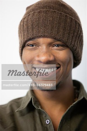 Gros plan d'un homme afro-américain joyeux portant knit hat