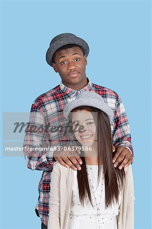 Portrait de multi heureux couple ethniques sur fond bleu