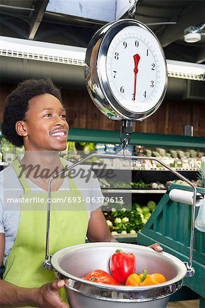 Männlichen Afroamerikanern speichern Schreiber mit einem Gewicht von Paprika im Maßstab