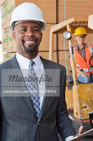 Portrait d'Afro-américains ingénieur mâle sourire avec la travailleuse en arrière-plan