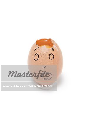 Defekte Ei mit Gesicht bemalen es over white background