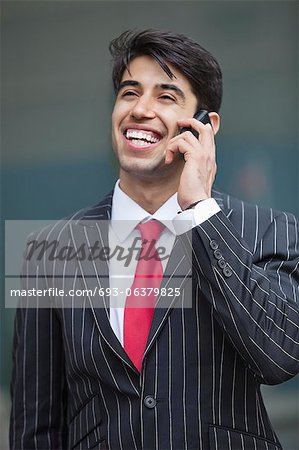 Glücklich indischer Geschäftsmann Kommunikation über Handy