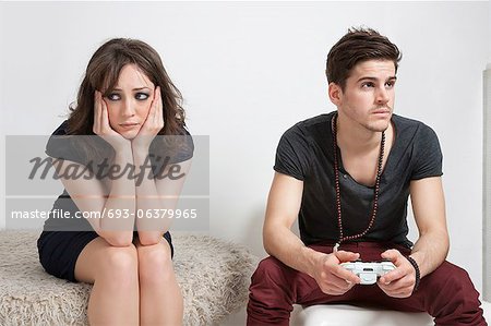 Aufgeregt junge Frau mit jungen Mann Video Spiel
