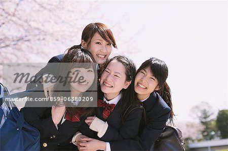 Kirschblüten und High-School-Mädchen