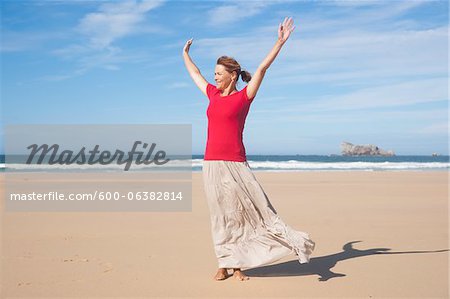 Femme avec les bras en l'Air le Camaret-sur-Mer, plage, presqu'île de Crozon, Finistere, Bretagne, France