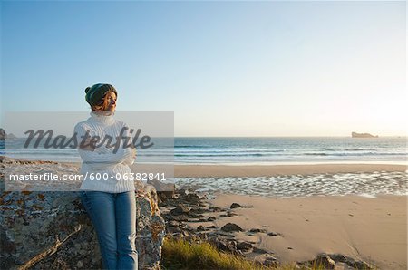 Femme regardant au loin le Camaret-sur-Mer, plage, presqu'île de Crozon, Finistere, Bretagne, France