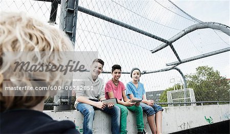 Drei jungen und ein Mädchen in Spielplatz, Mannheim, Baden-Württemberg, Deutschland