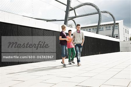Garçons Hanging Out dans l'aire de jeux, Mannheim, Bade-Wurtemberg, Allemagne