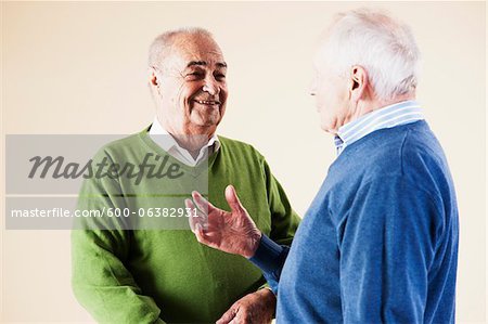 Alte Männer im Gespräch