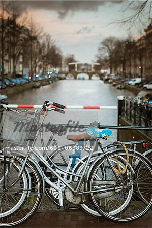 Motos garées par Canal, Amsterdam, Pays-Bas