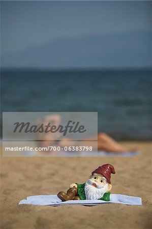 Nain de jardin se présentant sur la plage Nain de jardin se présentant sur la plage