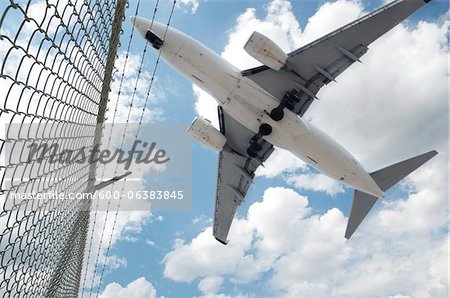 Jet atterrissant à l'aéroport International Pearson, Toronto, Ontario, Canada