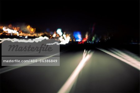 Image abstraite de la route de nuit