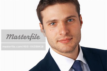 CloseUp portrait d'un jeune homme d'affaires souriant sur fond blanc.